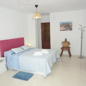https://habitacion-grande-con-terraza-privada-malaga-centro.1costadelsol.com